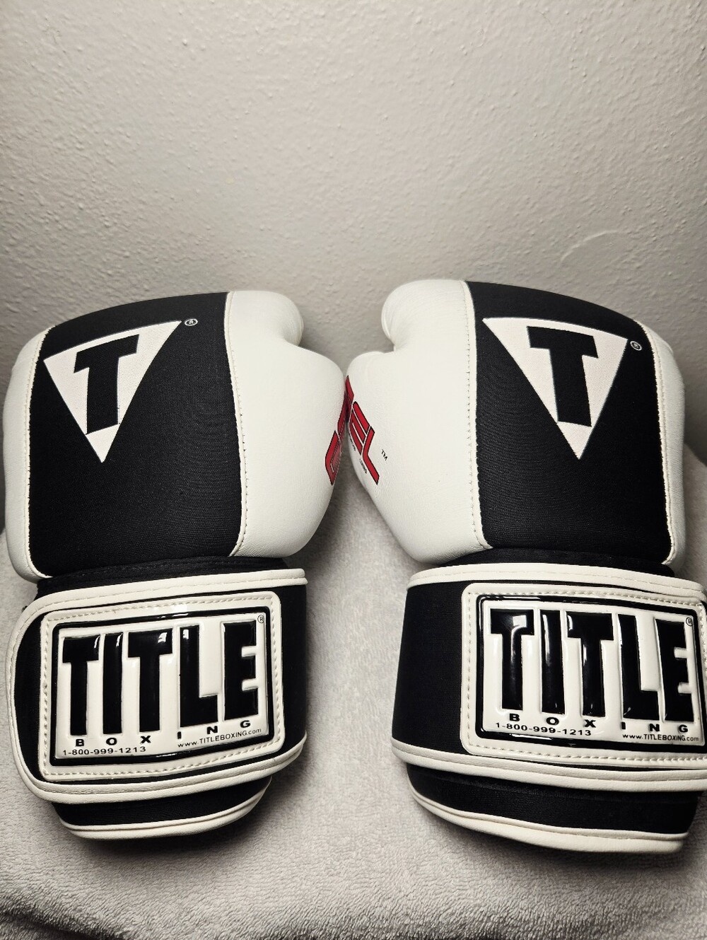 TITLE Boxing Bag Gloves GEL Enforced Lining Bag Black White Size Medium M